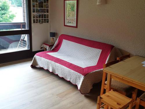 a bed in a room with a table and a table sidx sidx sidx at Studio Corrençon-en-Vercors, 1 pièce, 4 personnes - FR-1-515-100 in Corrençon-en-Vercors