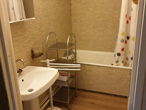 ein Badezimmer mit einem Waschbecken und einer Badewanne in der Unterkunft Studio Corrençon-en-Vercors, 1 pièce, 4 personnes - FR-1-515-100 in Corrençon-en-Vercors