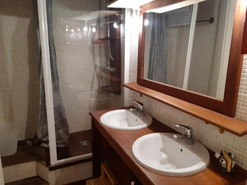 a bathroom with two sinks and a shower at Appartement Les Deux Alpes, 2 pièces, 6 personnes - FR-1-516-147 in Les Deux Alpes