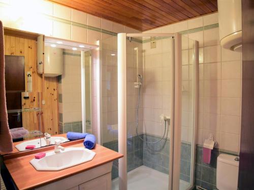 a bathroom with a sink and a shower at Studio Les Deux Alpes, 1 pièce, 5 personnes - FR-1-516-47 in Les Deux Alpes