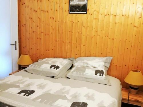 a bedroom with a bed with two pillows on it at Appartement Les Deux Alpes, 2 pièces, 6 personnes - FR-1-516-161 in Les Deux Alpes