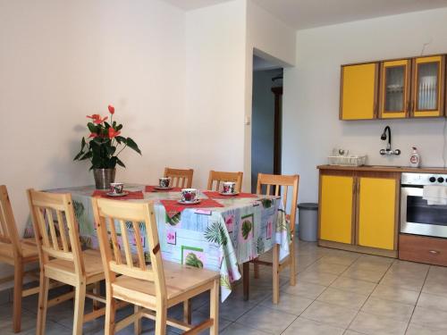uma cozinha com mesa e cadeiras num quarto em Rybacka 38 em Kąty Rybackie