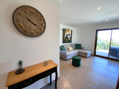 a living room with a large clock on the wall at La Listrella Residence & Spa in Monticello
