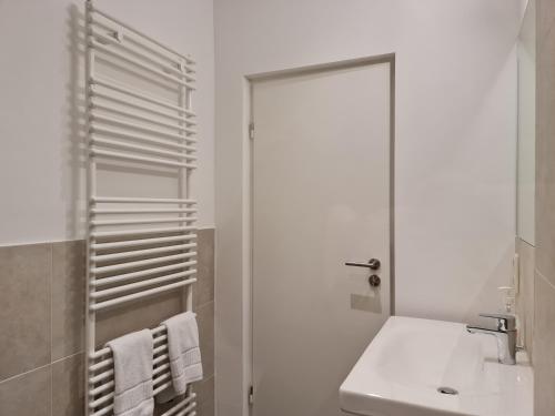 uma casa de banho com um WC, um lavatório e um espelho. em Cityappartement am Theaterplatz em Weimar