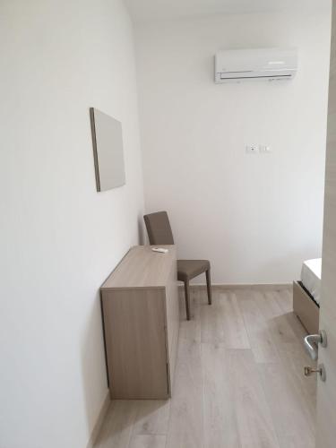 an office with a desk and a chair in a room at La casa di Laura in Tortolì