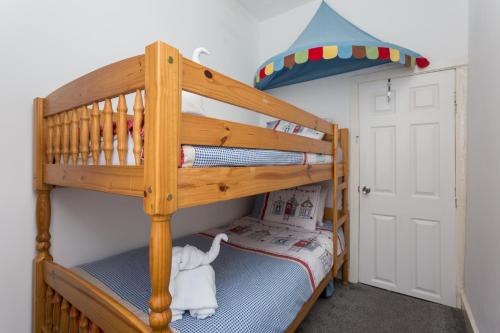 un letto a castello per bambini con un elefante giocattolo sul letto a castello inferiore di Langan's Blackpool Holiday Let a Blackpool