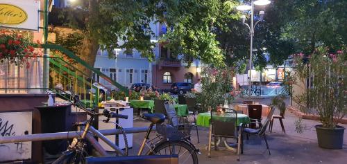 a group of bikes parked on a sidewalk near a street at sonniges Zimmer mit Balkon im Herzen Mannheims in Mannheim