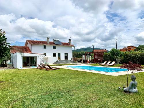una casa con piscina en un patio en Dream Big, en Barcelos