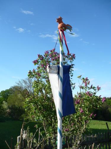 a flag on a pole with a bird on it at Agelbauer in Irschenberg