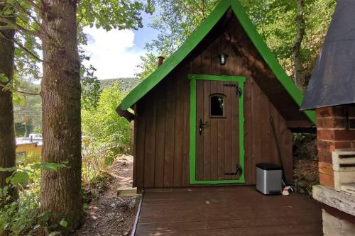 GoebelsmuhleにあるHeksenhuisの緑の屋根の木造家屋