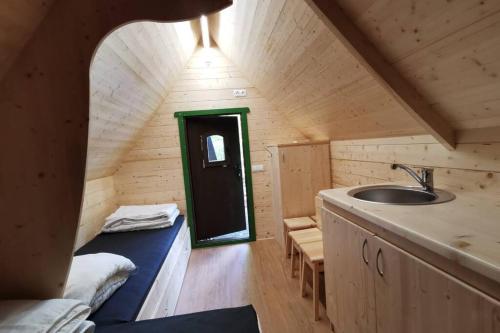 ein kleines Zimmer mit einem Waschbecken und einem Bad in einem Haus in der Unterkunft Heksenhuis in Goebelsmuhle