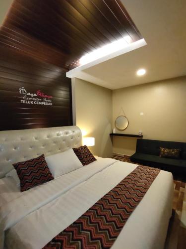 a bedroom with a large bed with a ceiling at TC Maya Abaya Hotel in Kuantan