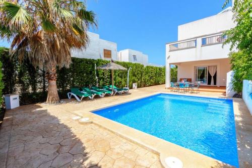 Bazén v ubytování Villa Dunas in Cala Dor nebo v jeho okolí