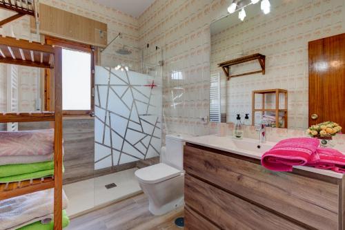 a bathroom with a bunk bed and a toilet and a sink at Finca Victoriana Riaza in Riaza