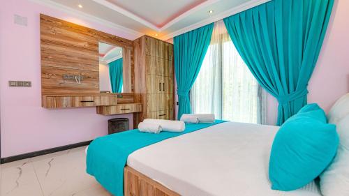 Postel nebo postele na pokoji v ubytování Oreo - 3 Bedroom Holiday Villa with jaccuzi in Fethiye Yeşilüzümlü