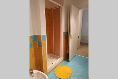 La salle de bains est pourvue d'une douche et d'un lavabo. dans l'établissement Feel at Home - CASA LA POSTA, à Lovere