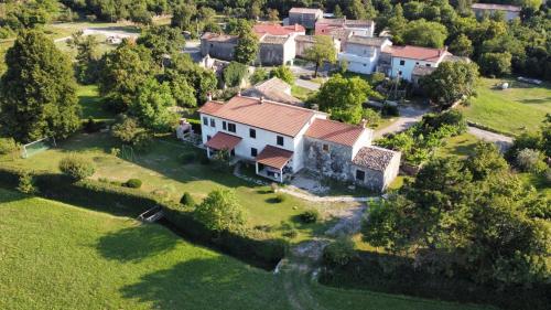 - une vue aérienne sur une grande maison avec une cour dans l'établissement Apartmani Aldo, à Roč