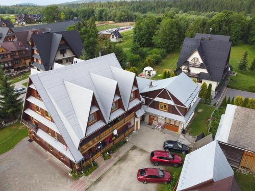 una vista aérea de un gran edificio con techo en U HANKI, en Białka Tatrzanska