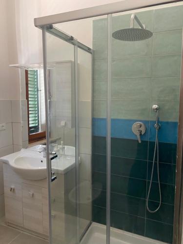 Ένα μπάνιο στο affittacamere alloggio olivo