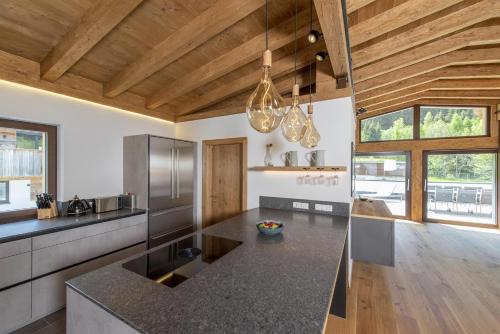 Dapur atau dapur kecil di Chalet Vega - Arlberg Holiday Home
