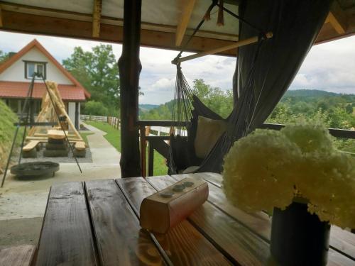 a hammock sitting on top of a wooden table at Osada wspomnień in Polańczyk