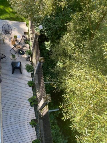 an overhead view of a yard with a table and chairs at Apartamenty Rajcza in Rajcza