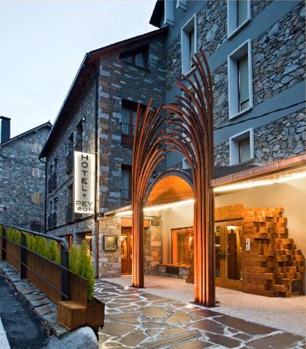 un edificio con un arco delante de él en Hostal Pey, en Bohí