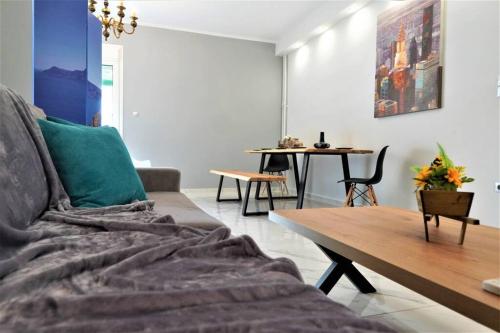 Athens Central 3BD Apartment next to Metro Luxury