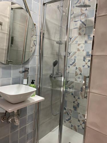 un baño con lavabo y ducha en Caleta Dreams. Apartamento a estrenar. A 60 metros Playa, en Cádiz