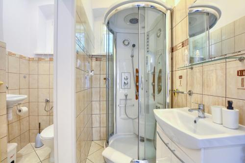 ein Bad mit einer Dusche, einem Waschbecken und einem WC in der Unterkunft Willa Rozalia in Szklarska Poręba