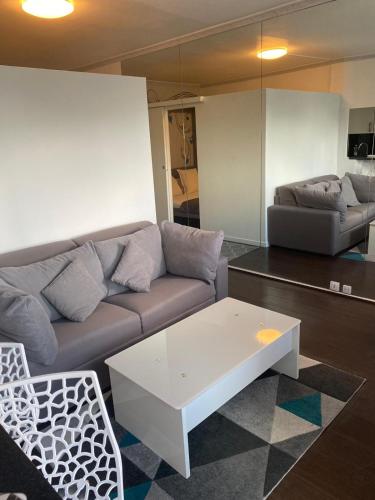 un salon avec un canapé et une table basse dans l'établissement Appartement Ponthieu - HALA PARIS, à Paris