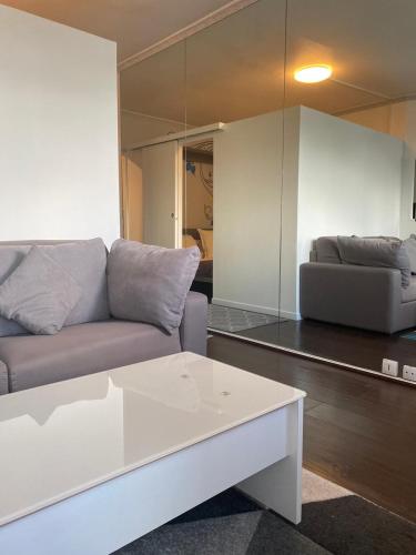 un salon avec un canapé et une table dans l'établissement Appartement Ponthieu - HALA PARIS, à Paris