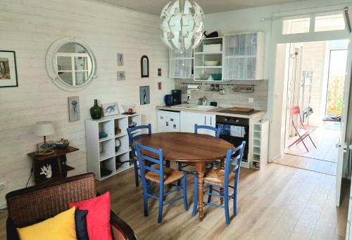 une cuisine avec une table et des chaises dans une pièce dans l'établissement Ty West, à Batz-sur-Mer
