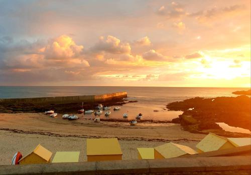 - une vue sur une plage avec un groupe de bateaux dans l'établissement Ty West, à Batz-sur-Mer