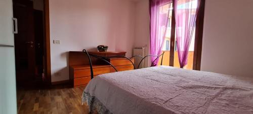 1 dormitorio con 1 cama, vestidor y ventana en Butterfly Apartment near Monteriggioni, en Villa Bertolli