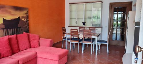 sala de estar con sofá rojo y mesa en Butterfly Apartment near Monteriggioni, en Villa Bertolli