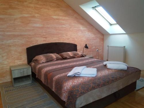 1 dormitorio con 1 cama grande y 2 toallas. en Apartment Loft en Čačak