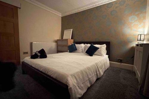 Un dormitorio con una cama grande con cajas. en Detached Bungalow II Big Garden II Pet Friendly en Hednesford