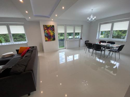 White House Izabelin Family SPA House near Warsaw