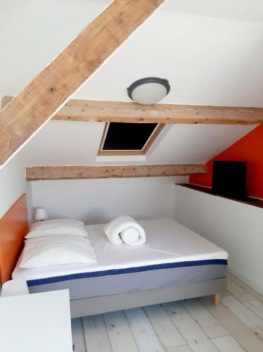 - un petit lit dans une chambre avec plafond dans l'établissement Le Paddle - station balnéaire Les Sablettes, à La Seyne-sur-Mer