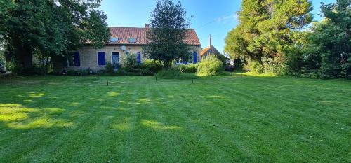 a large yard with a house in the background at Le Pigeonnier Spa du Panty Gîte rural de charme in Saint-Tricat