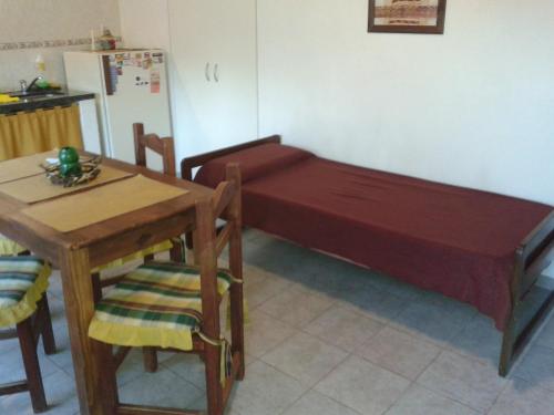 Apartamento El Calvario 3 في تانديل: غرفة بسرير وطاولة ومطبخ