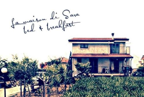 ein kleines Haus auf einem Feld in der Unterkunft La Maison di Sara in Santa Maria La Carità