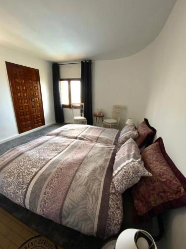 Un dormitorio con una cama grande y una ventana. en Laura Las Flores, en Calpe