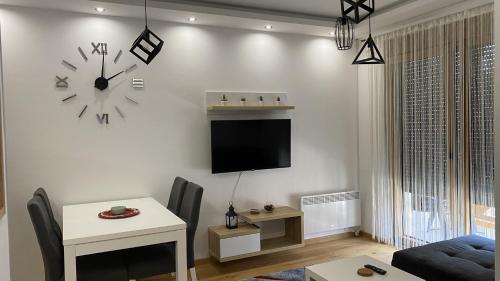 Una televisión o centro de entretenimiento en Aleksić Apartment Zlatibor