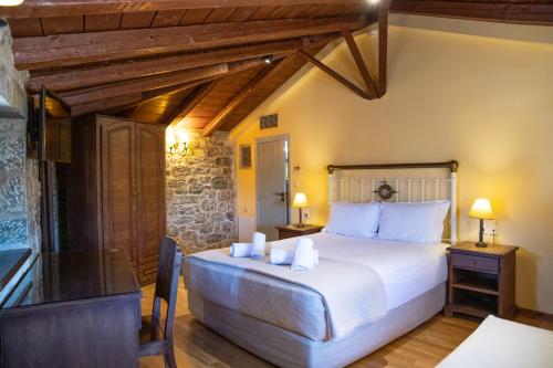 Postel nebo postele na pokoji v ubytování Trapela Areopolis, Boutique Hotel