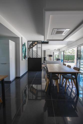 une salle à manger avec une table et des chaises dans l'établissement Maison sur la Presqu'Ile de Rhuys, à Saint-Gildas-de-Rhuys