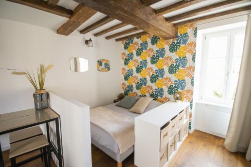 une petite chambre avec un lit et un bureau dans l'établissement Cap Malouin, à Saint-Malo