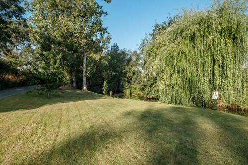 Ein Garten an der Unterkunft Gîte la Grange du Moulin en Vendée