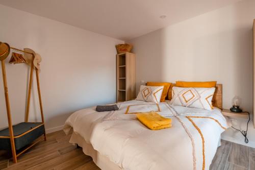 Ein Bett oder Betten in einem Zimmer der Unterkunft Gîte la Grange du Moulin en Vendée